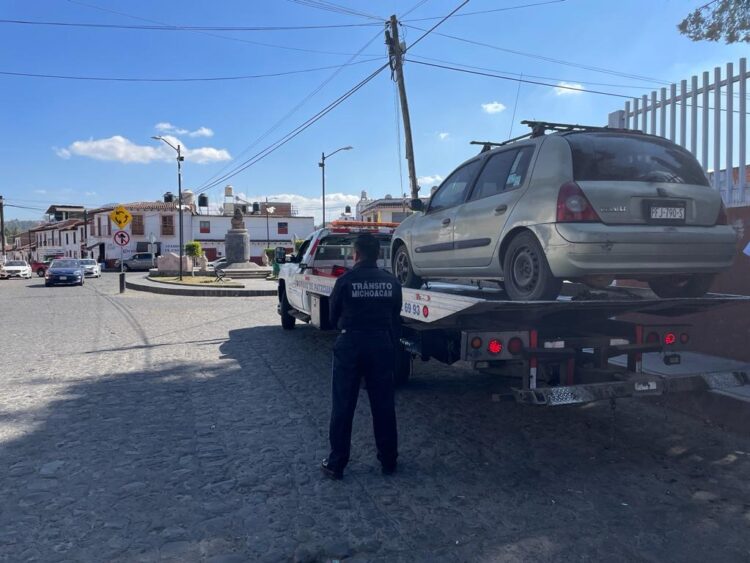 Retiran gobierno de Pátzcuaro y Tránsito Estatal los autos abandonados y chatarra