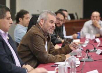 Ramírez Bedolla presentó proyecto del cablebús a transportistas de Uruapan