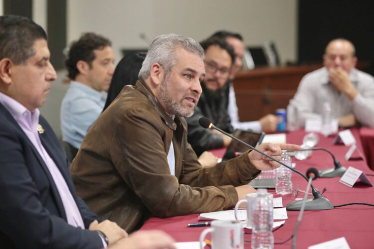 Ramírez Bedolla presentó proyecto del cablebús a transportistas de Uruapan