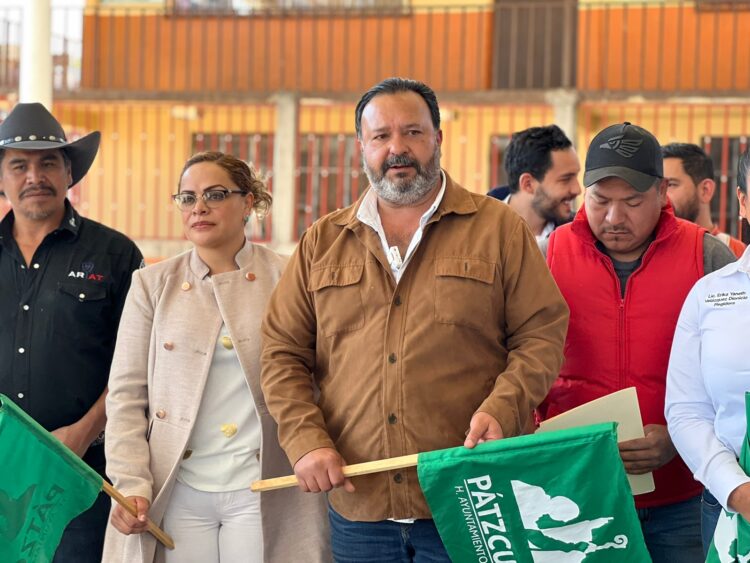 Inicia Julio Arreola rehabilitación techo de la cancha de usos múltiples en Ajuno