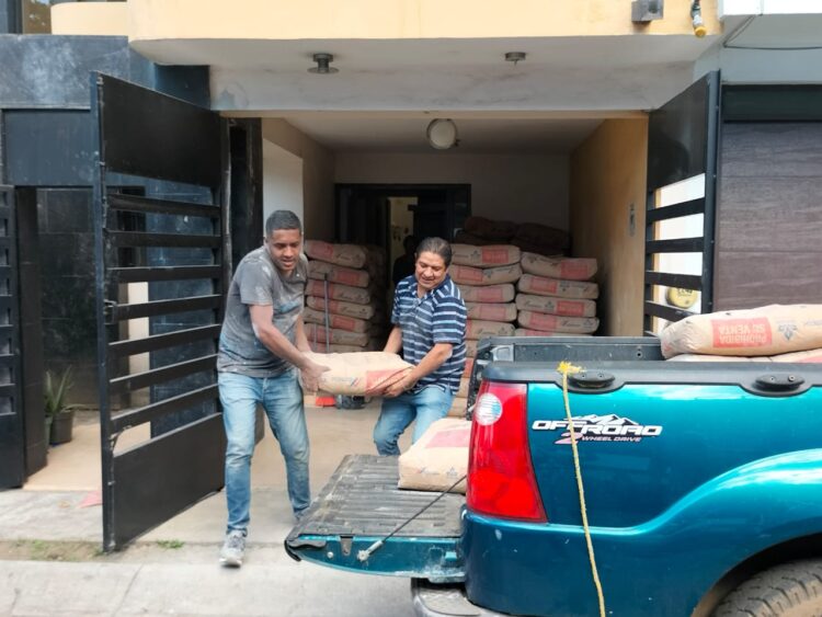 Realiza Paco Cedillo nueva entrega de material para construcción a bajo costo