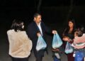 Paco Cedillo regala cenas navideñas a varias familias uruapenses necesitadas