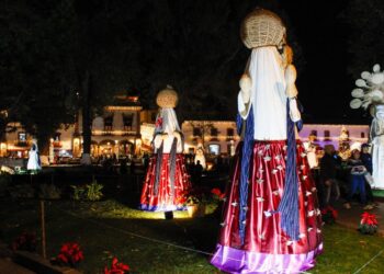 Inaugura alcalde Julio Alberto Arreola nacimiento monumental en Pátzcuaro