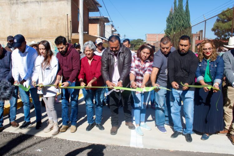 Respondió Julio Arreola a vecinos de la calle Jesús Ortega; inauguró pavimento