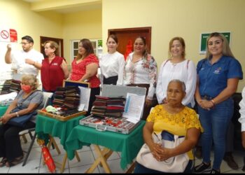 Benefician decenas de adultos mayores de Arteaga con entrega de lentes en LC