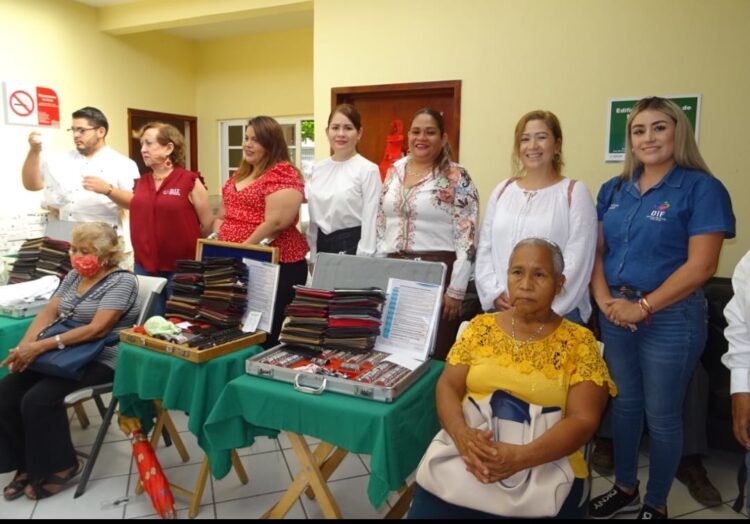 Benefician decenas de adultos mayores de Arteaga con entrega de lentes en LC