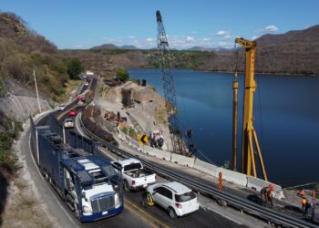 Supervisa el Gobernador obra de rehabilitación en la autopista Siglo XXI