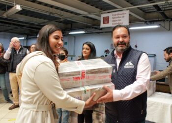 Entrega el edil Julio Arreola decenas de computadoras a empleados municipales