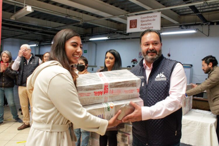 Entrega el edil Julio Arreola decenas de computadoras a empleados municipales