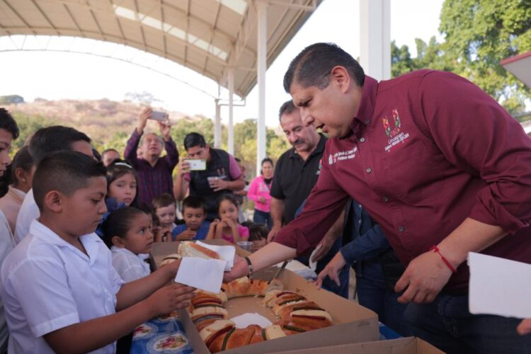 Ofrece Nacho Campos atención integral a las comunidades rurales de Uruapan