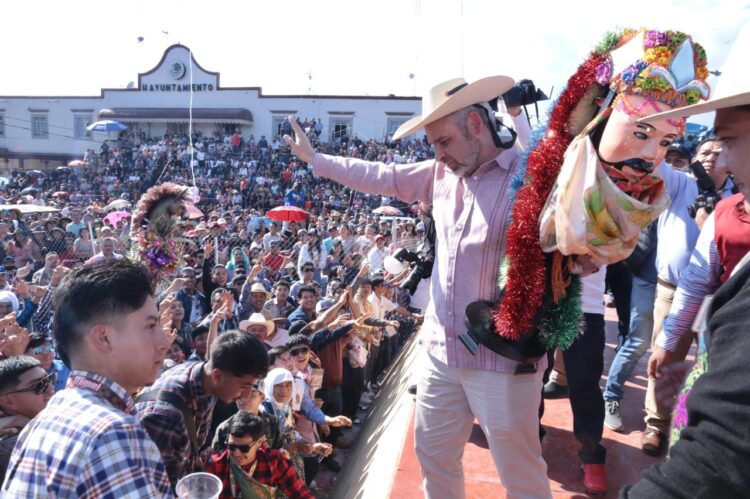 Asistió Bedolla al concurso de Danza de los Kúrpites del 2023 en San Juan Nuevo