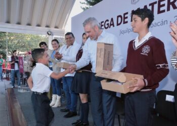 Contempla SEE materiales y útiles para 77 mil estudiantes en entrega histórica