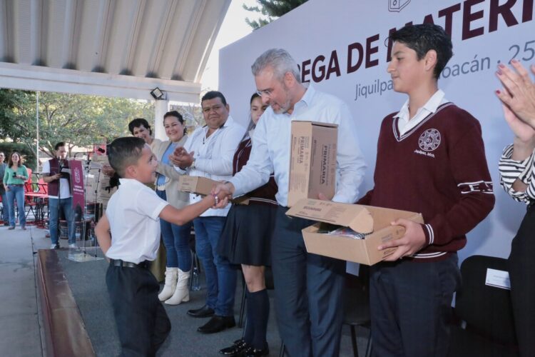 Contempla SEE materiales y útiles para 77 mil estudiantes en entrega histórica