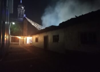 Incendio consume parte del centro de la comunidad de Galeana en Puruándiro
