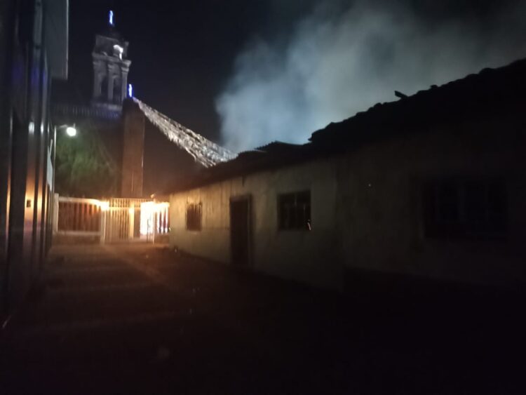 Incendio consume parte del centro de la comunidad de Galeana en Puruándiro