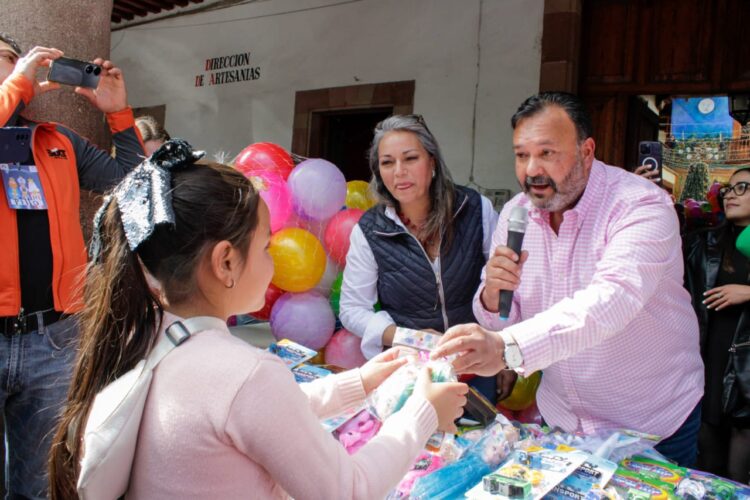 Entrega Julio Arreola juguetes y convive con niñas y niños en día de Reyes Magos