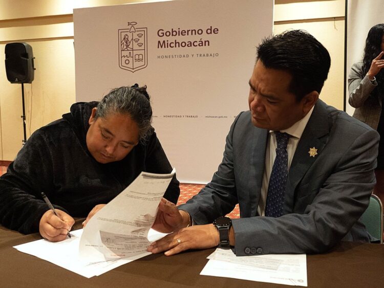 Entrega Gobierno del Estado el primer seguro de vida a viuda de policía