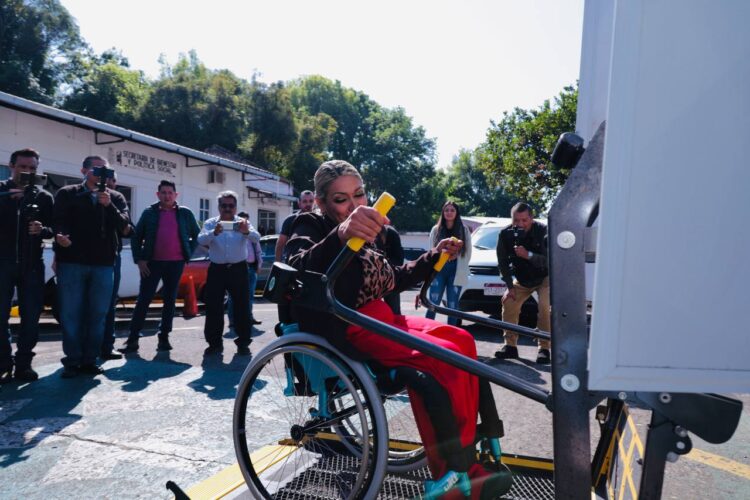 Uruapan recibe primer camión adaptado para abordarlo en silla de ruedas
