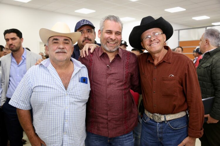 Bedolla y Segalmex acuerdan fortalecer sector ganadero y lechero de Michoacán