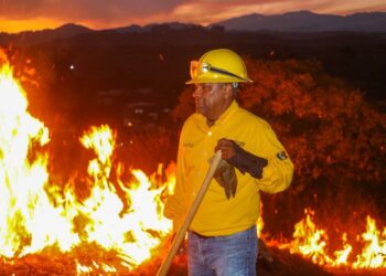 Realizan quema controlada de pastizal en el cerro de Jicalán, al sur de Uruapan