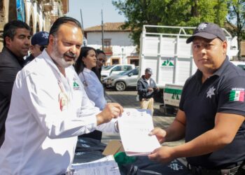 Entrega Julio Arreola pólizas de seguro de vida a los policías de Pátzcuaro