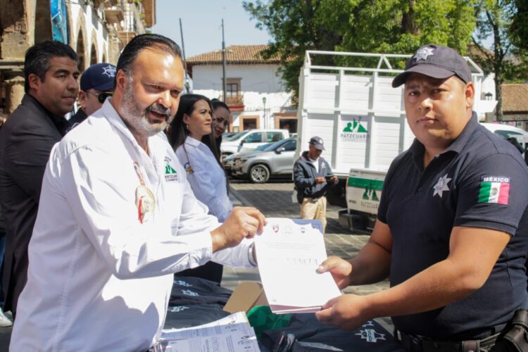 Entrega Julio Arreola pólizas de seguro de vida a los policías de Pátzcuaro