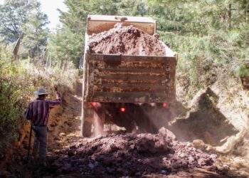Cumplió el alcalde de Pátzcuaro, Julio Arreola, con revestir los caminos rurales