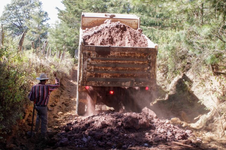 Cumplió el alcalde de Pátzcuaro, Julio Arreola, con revestir los caminos rurales