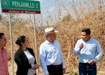 Revisan gobernador y edil 30 kilómetros de la carretera Angamacutiro-Penjamillo