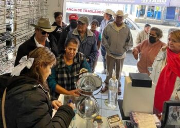 Reciben lentes de parte del DIF estatal y municipal decenas de angamacutirenses