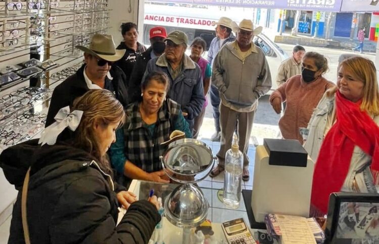 Reciben lentes de parte del DIF estatal y municipal decenas de angamacutirenses