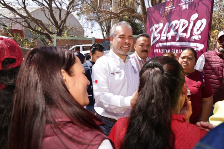 Visita Bedolla colonia beneficiada con Barrio Bienestar Fortapaz en Morelia
