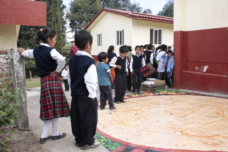 Asigna SEE maestros en 68 escuelas de las comunidades de Michoacán