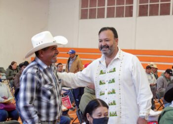 Asiste alcalde Julio Arreola a la entrega de tarjetas del Bienestar en Pátzcuaro