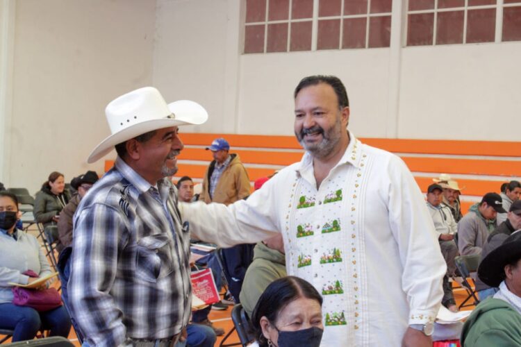Asiste alcalde Julio Arreola a la entrega de tarjetas del Bienestar en Pátzcuaro
