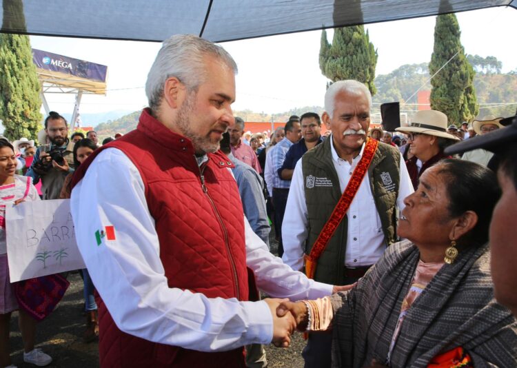 Bedolla entrega fertilizante gratuito a productores del Oriente Michoacano