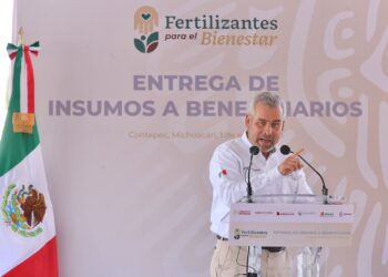 Inicia Bedolla entrega de fertilizante gratuito a productores michoacanos