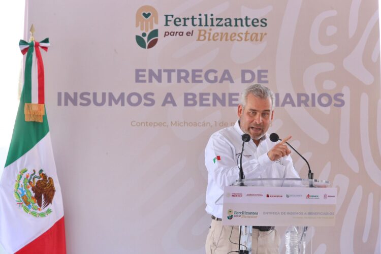 Inicia Bedolla entrega de fertilizante gratuito a productores michoacanos