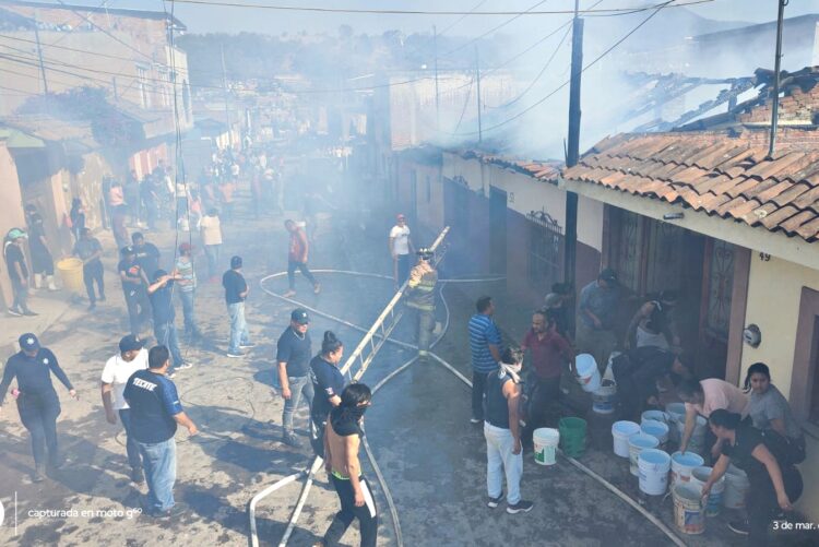 Apagan incendio en casa de Pátzcuaro Protección Civil y Bomberos Municipales