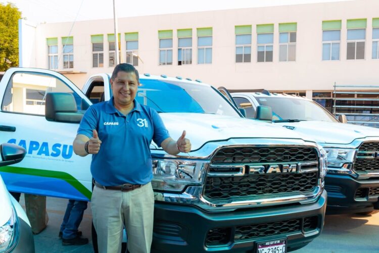 Entrega Nacho Campos escrituras, autos y maquinaria a CAPASU por 6.1 mdp