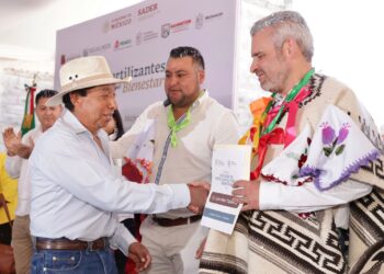 Entrega Bedolla fertilizante gratuito a mil 400 productores en Meseta Purhépecha