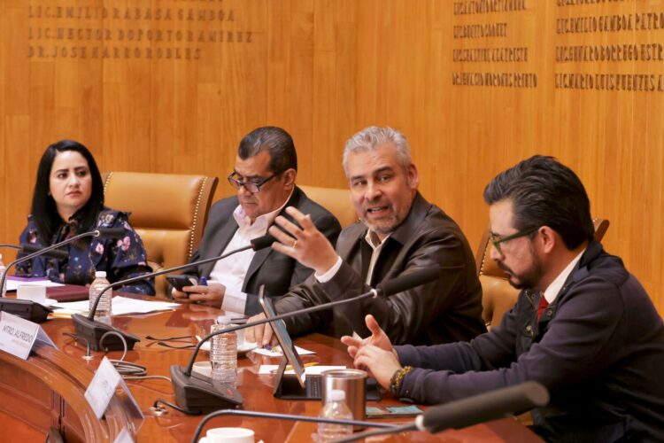 Avanzan Gobierno de Michoacán e IMSS para asegurar a cortadores de aguacate