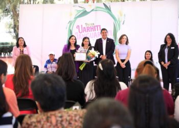 Entrega Nacho Campos Presea Uarhiti Janguarhiti a Ma Guadalupe Vega Alfaro