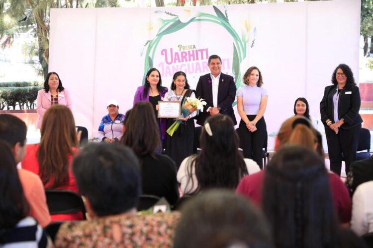 Entrega Nacho Campos Presea Uarhiti Janguarhiti a Ma Guadalupe Vega Alfaro