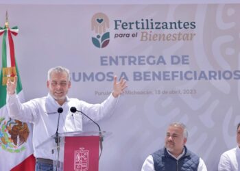 Bedolla y federación entregan más fertilizante que pasados gobiernos