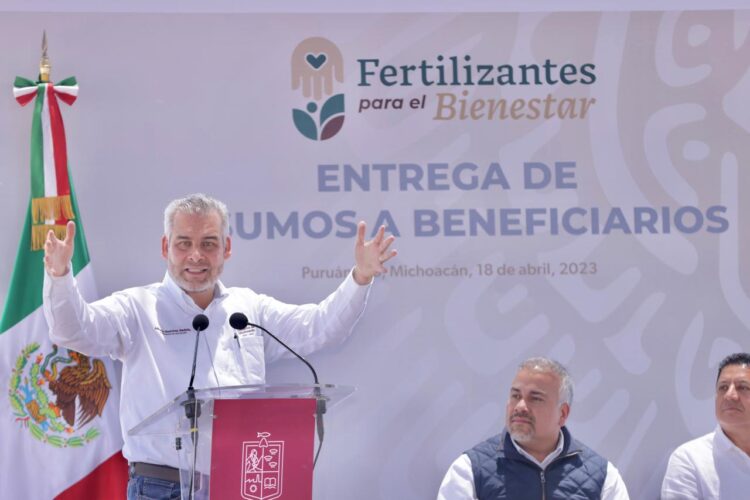 Bedolla y federación entregan más fertilizante que pasados gobiernos
