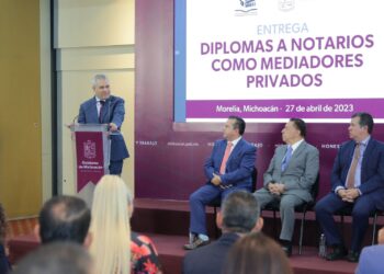 Entrega Ramírez Bedolla certificación a Notarios Públicos como conciliadores