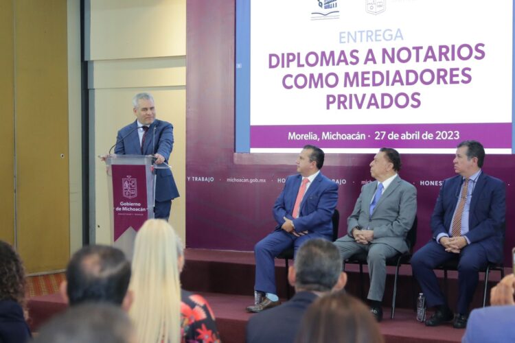 Entrega Ramírez Bedolla certificación a Notarios Públicos como conciliadores