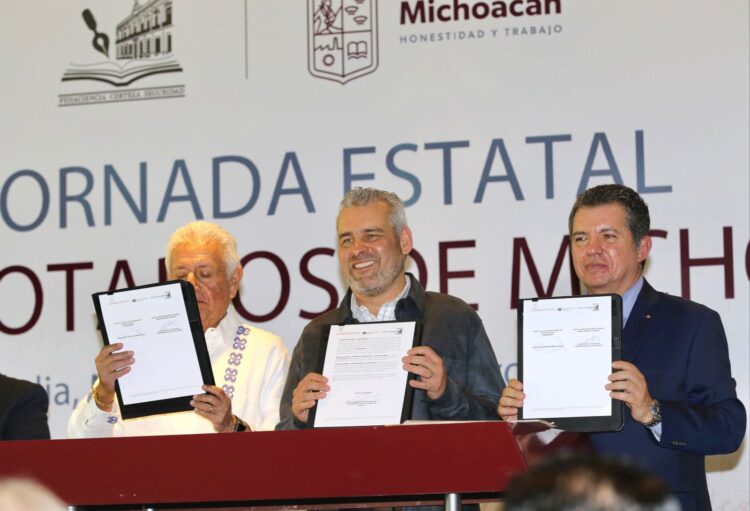 Bedolla firma acuerdo para dar certeza patrimonial a las familias del campo