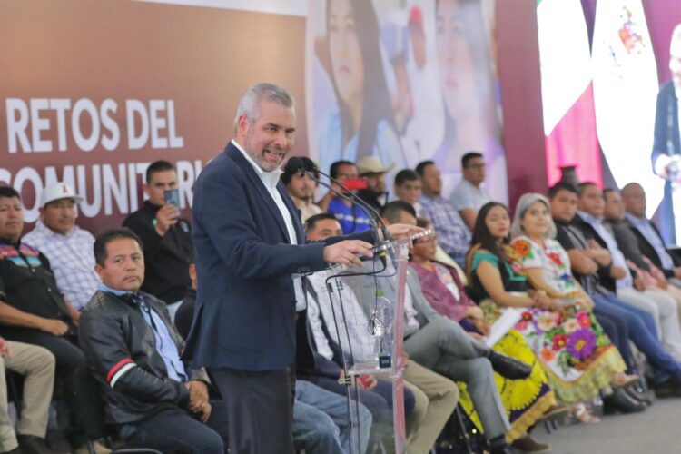 Presenta Bedolla decálogo para la administración en gobiernos indígenas